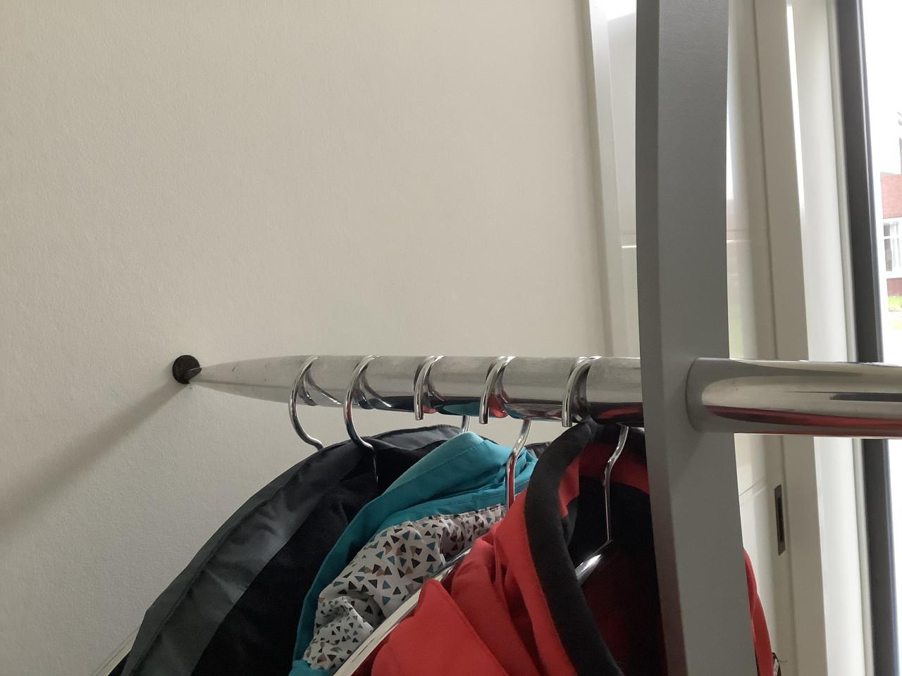 Kapstok met 5 kledinghangers