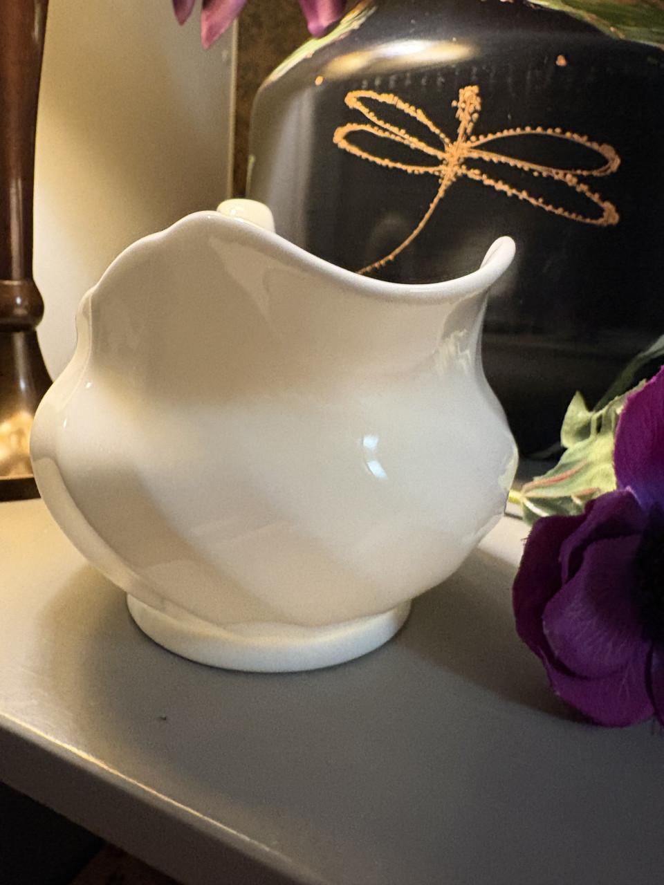 Roomwitte sauskom van Wedgwood.