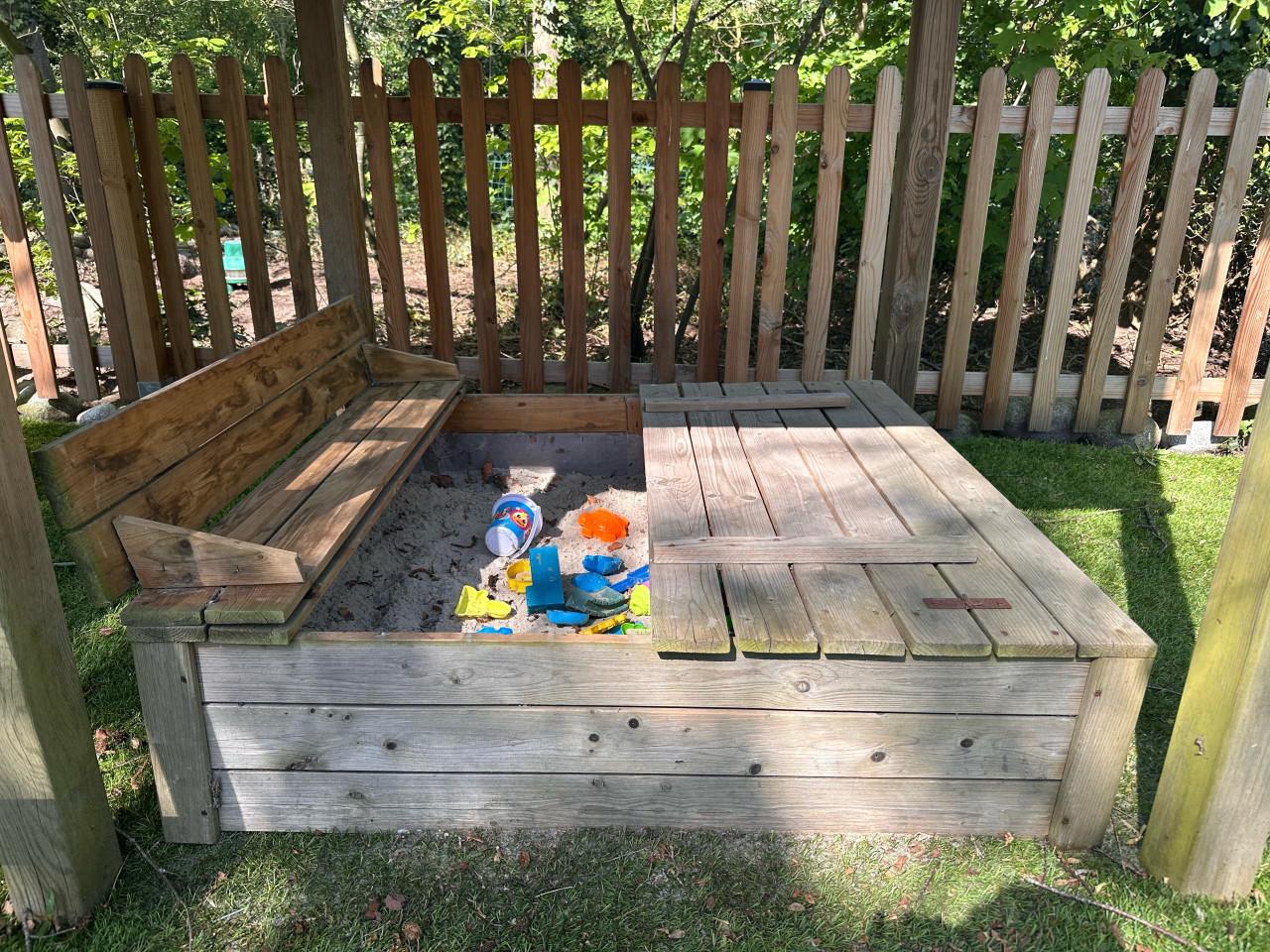 Houten zandbak met bankjes - afsluitbaar