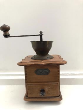 Mooie oude brocante schoot koffiemolen van het merk PéDé