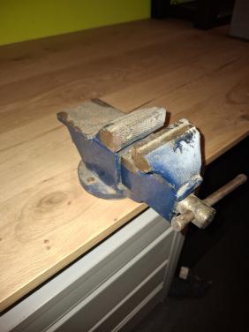 Klein bankschroefje met aambeeld 75 mm