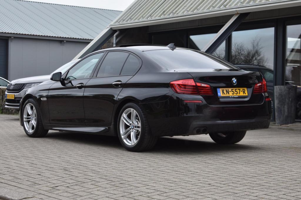 BMW 5 Serie 520i m sport | schuifdak | camera | leder | nap | adapt. cruise