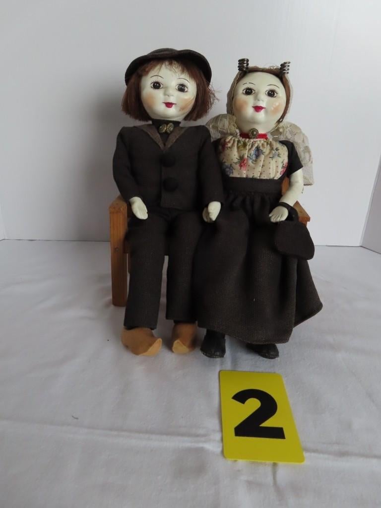 Wij verzorgen Klederdracht poppen Antiek of modern.