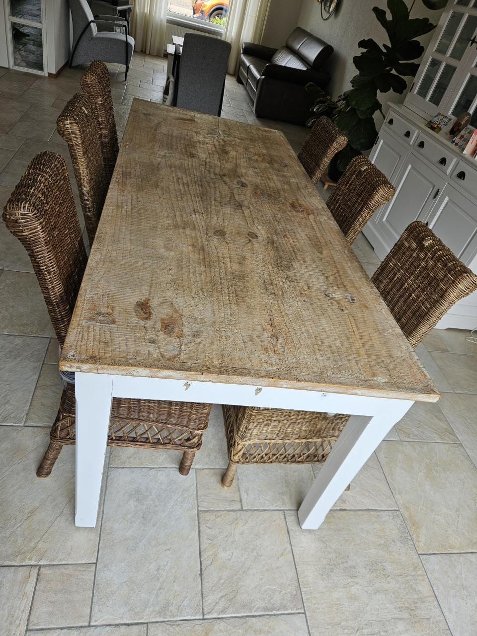 Eettafel met 6 eetstoelen