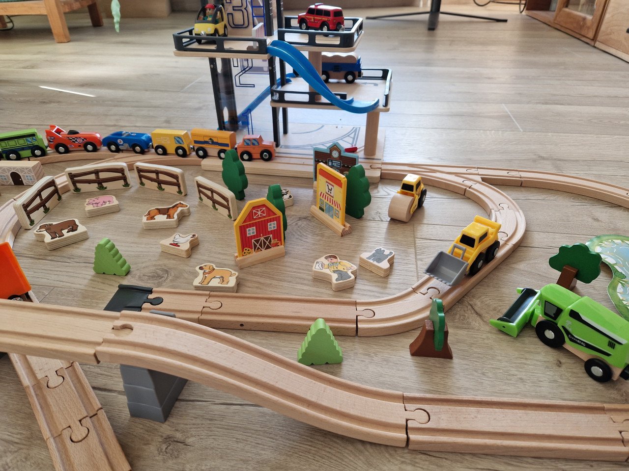Houten speelgoed baan met parkeergarage