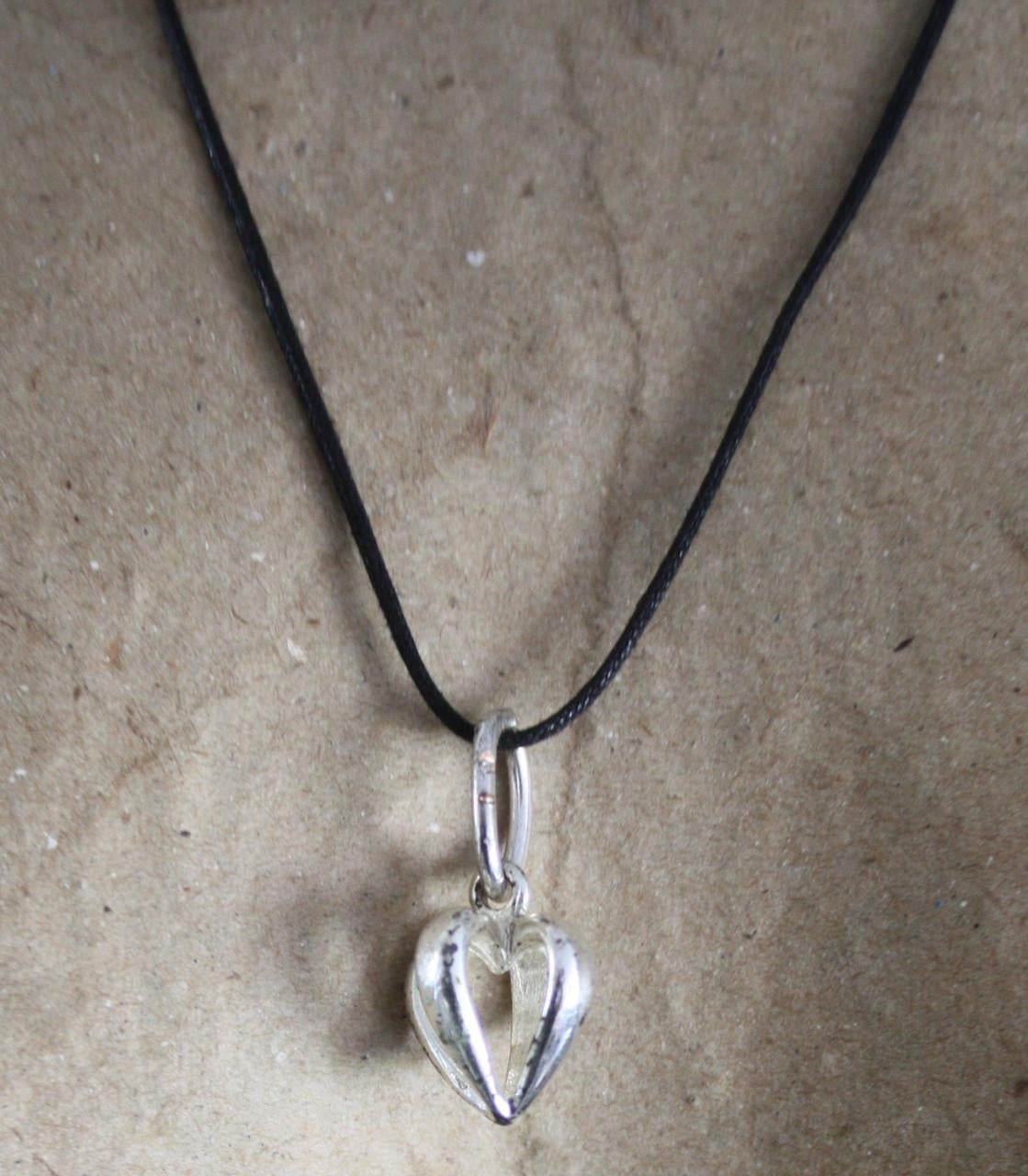 Zwart toutjes ketting ,et zilverkleurige hanger