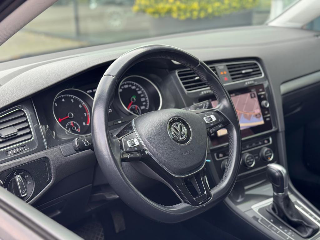 Volkswagen Golf 1.0 tsi * panoramadak * camera * navigatie * massage stoel