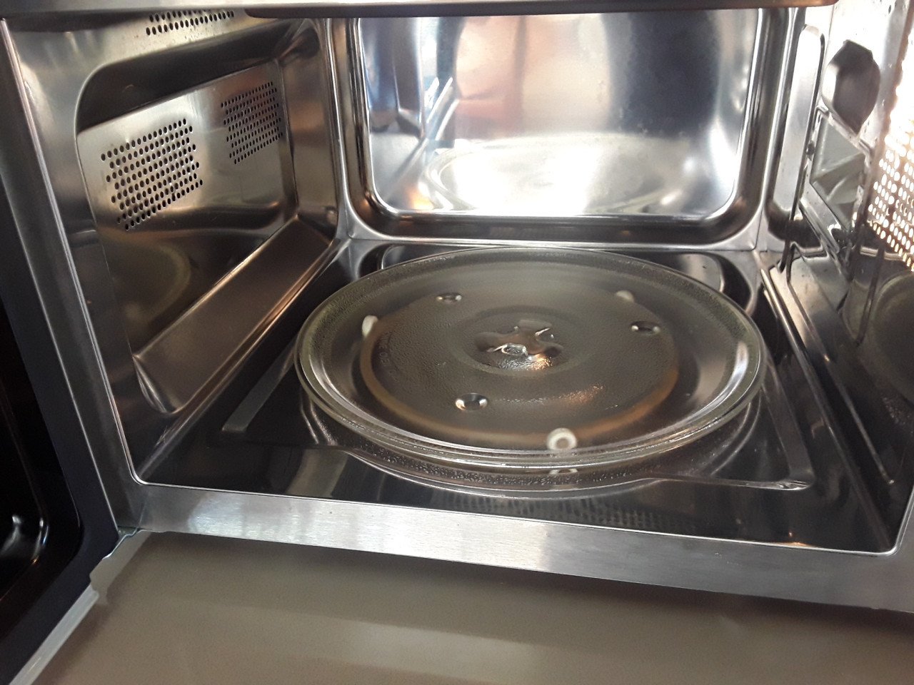 Magnetron grill