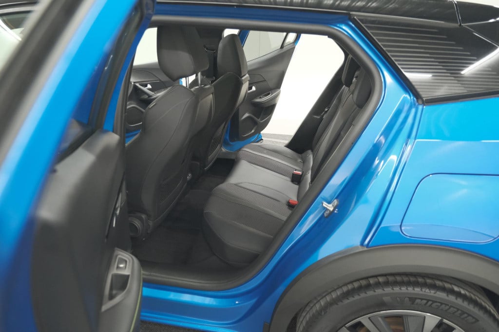 Peugeot E-2008 ev gt 50 kwh | 3 fase | trekhaak | panoramadak | adaptieve c