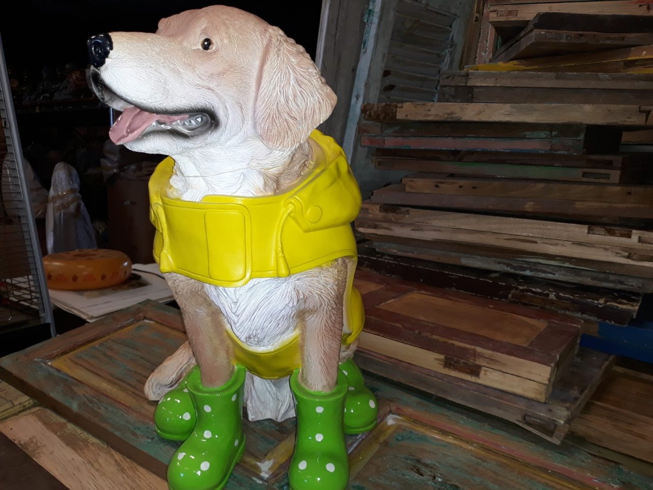 Hond in regenpak tuinbeeld decoratie buiten binnen