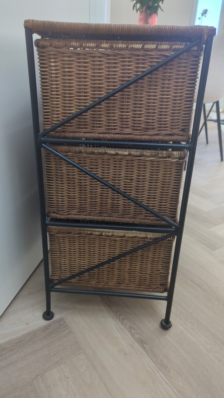 2 ladenkastkes met 3 rieten manden