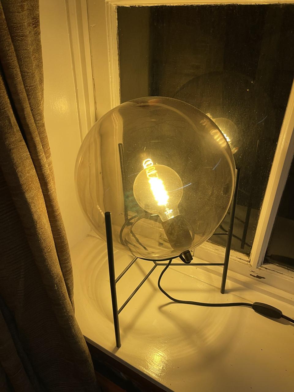 Ophalen! Industriële lamp op driepoot.