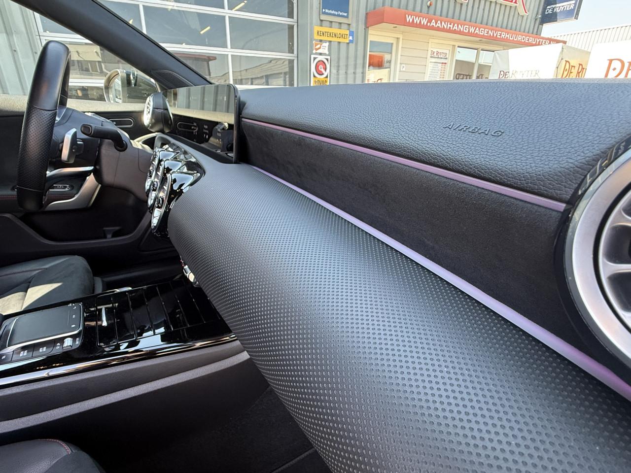 Mercedes-Benz A-klasse - 180 d AMG | Widescreen | Camera | Sfeer | Carplay