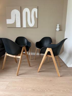 4 designstoelen · zwart met eiken onderstel · LOODS5