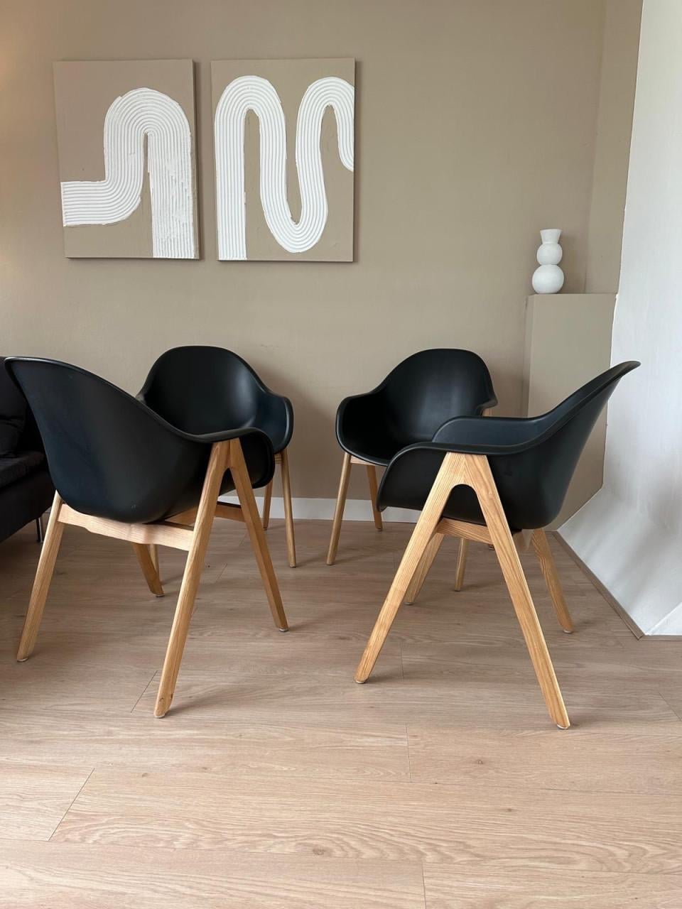 4 designstoelen · zwart met eiken onderstel · LOODS5