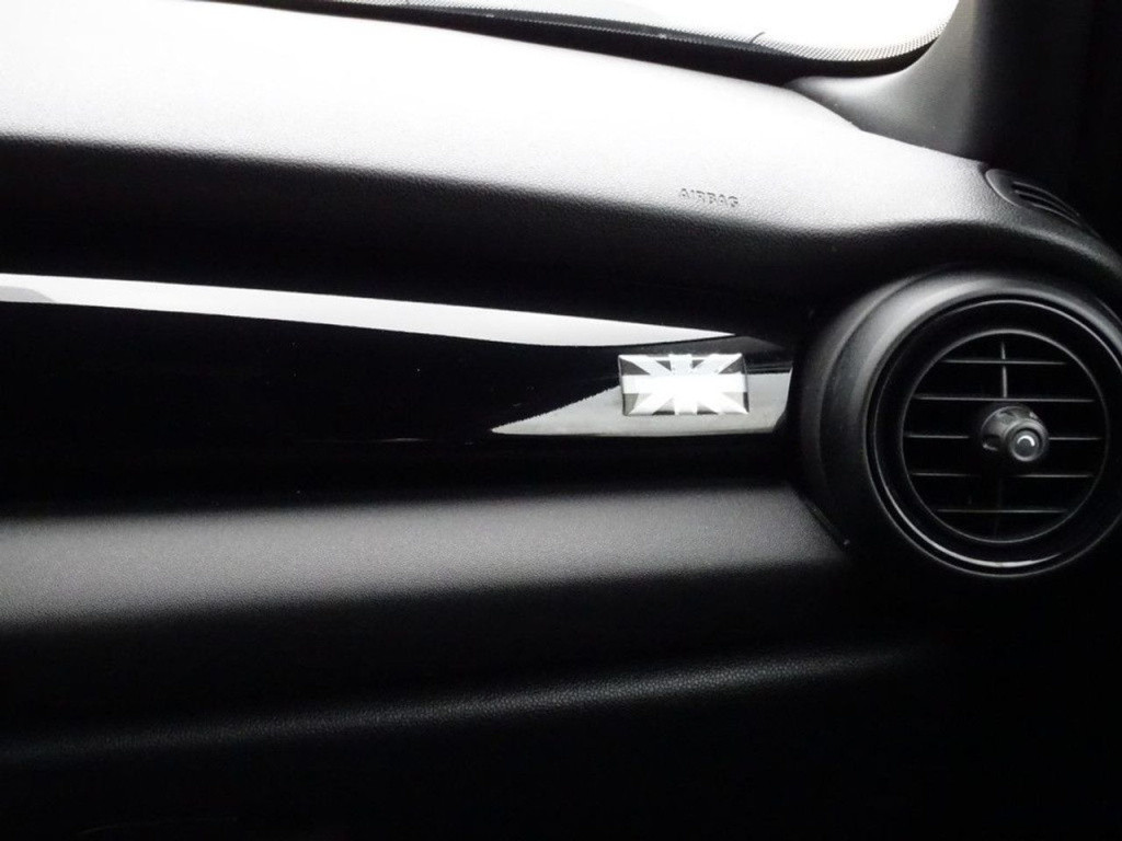 Mini Cooper mini 1.5 serious business automaat | jcw pack | king's cross