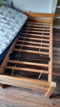 Gratis houten bed met matras