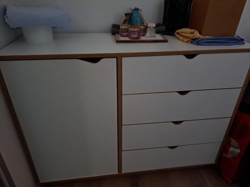 Mooie Jysk lade kastje van goede kwaliteit 4 lades en een leg gedeelte