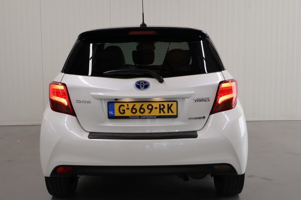 Toyota Yaris 1.5 hybrid dynamic bi-tone