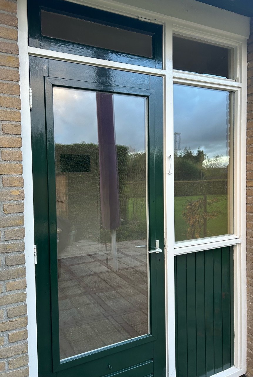 Twee hardhouten deuren met dubbelglas – kleur RAL 6009 dennegroen