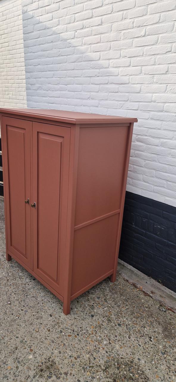 Leuke (garderobe) kast in trendy kleur