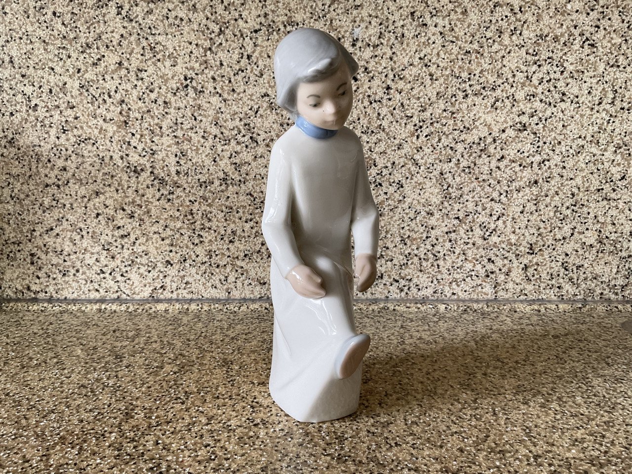 Een mooi porseleinen beeldje. Handmade in Valencia Spanje. Merk: REX. 22cm.