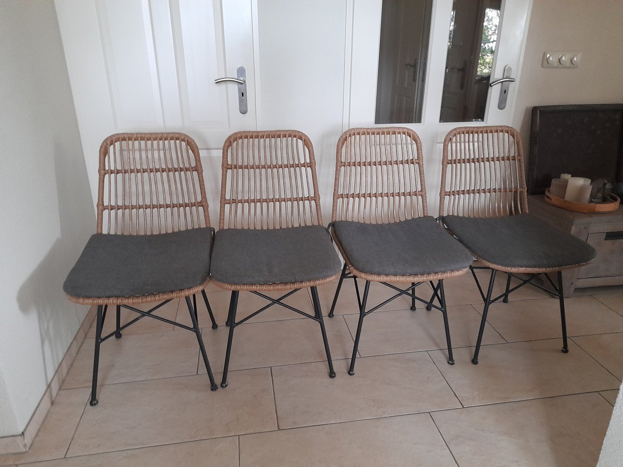 9 Leuke stoeltjes (in goede nette staat ) €20 per stuk