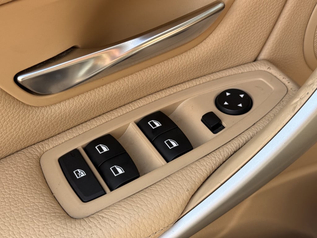 BMW 3-serie 320i high executive | navi | leder | 260pk | elect trekhaak |