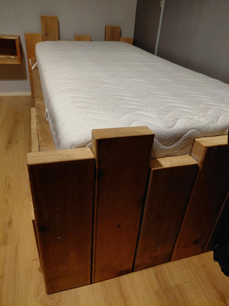 Steigerhouten bed