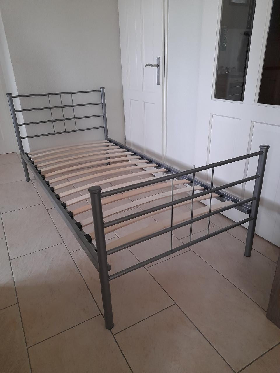 Grijs metalen bed 90 x 200 ( in goede staat)