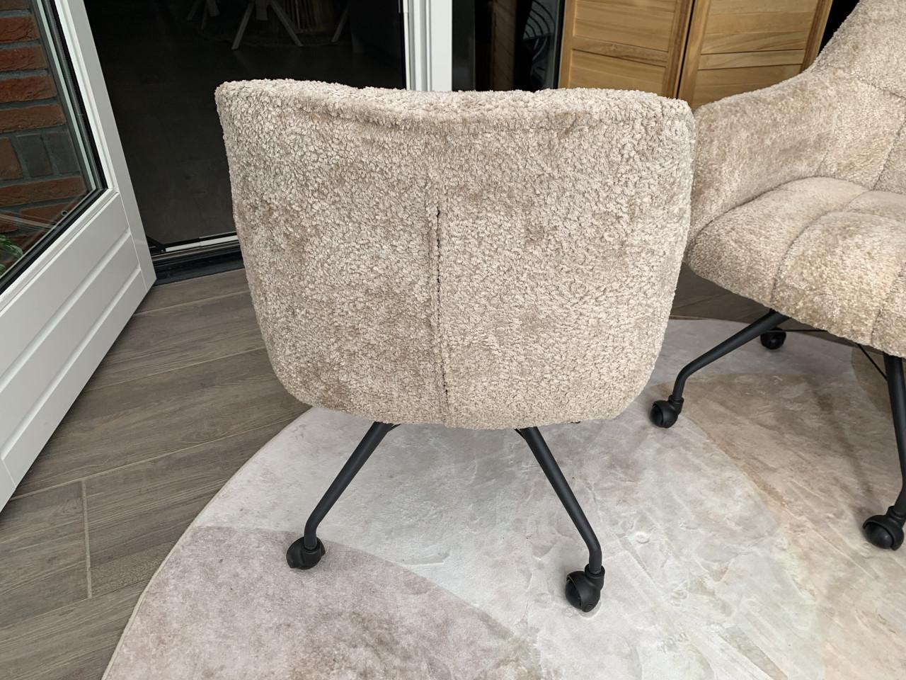 4 Eetkamerstoelen beige met wielen.