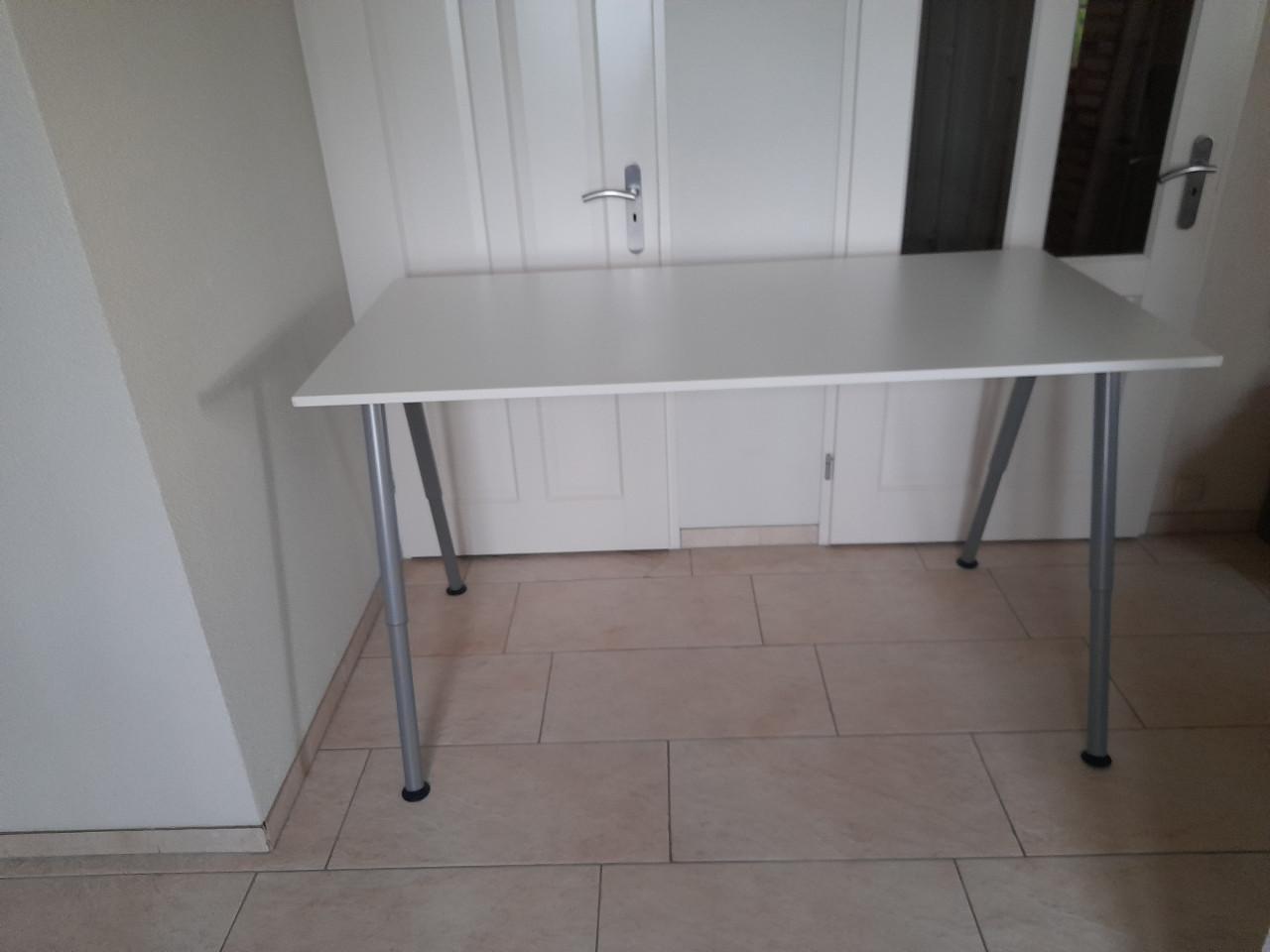 Mooi wit bureau 80 x 160 (in hoogte verstelbaar van 60/90) In nette staat!