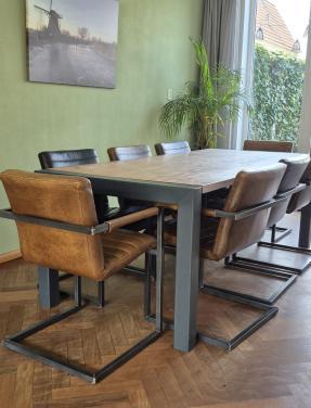 Eettafel en stoelen