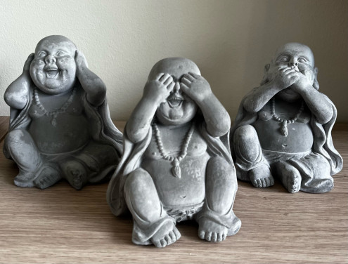Boeddha beeldjes horen, zien, zwijgen grijs
