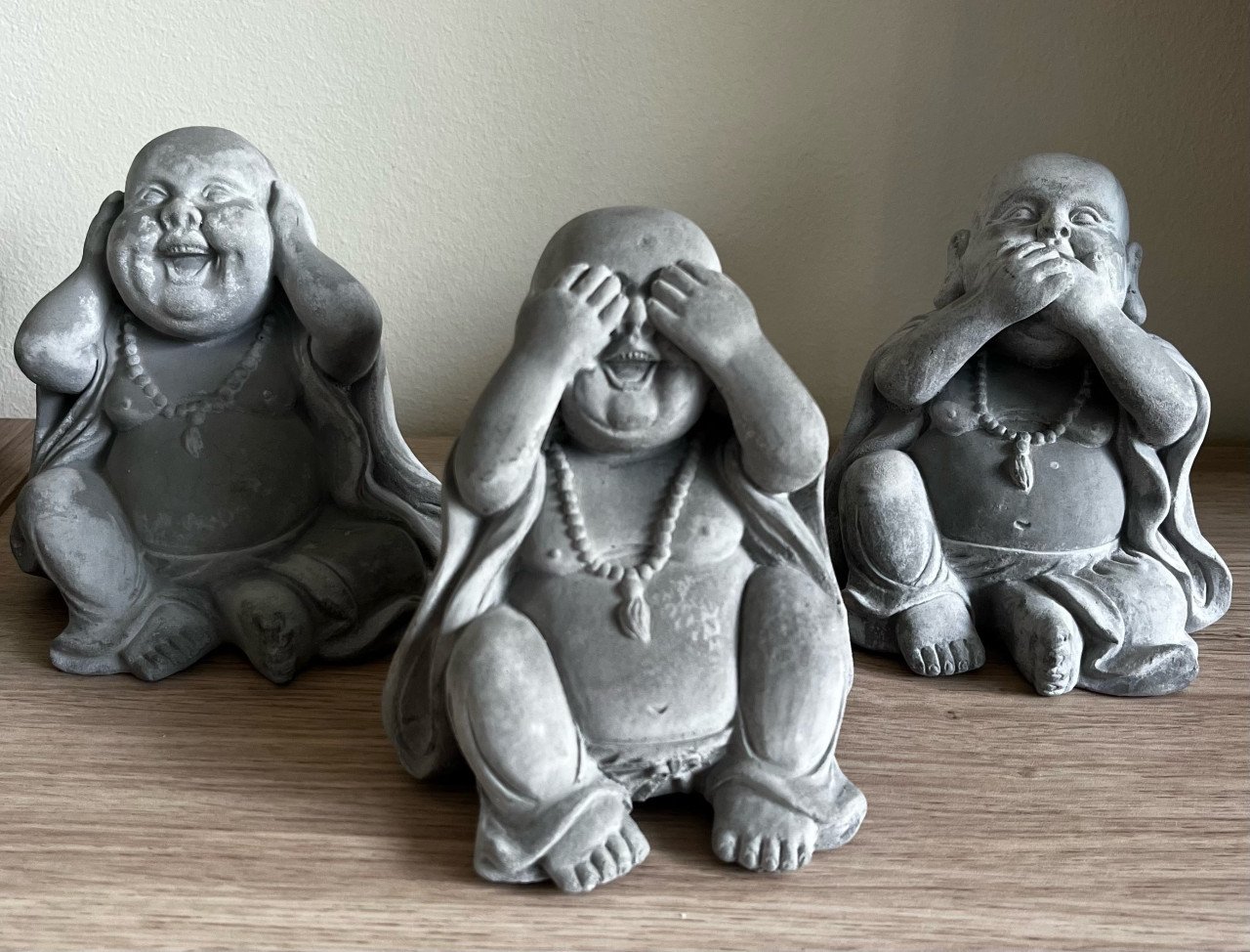 Boeddha beeldjes horen, zien, zwijgen grijs