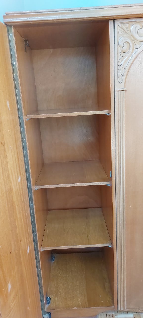 Degelijke houten kledingkast