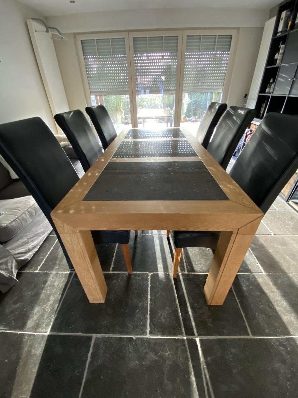 Tafel met 6 lederen stoelen