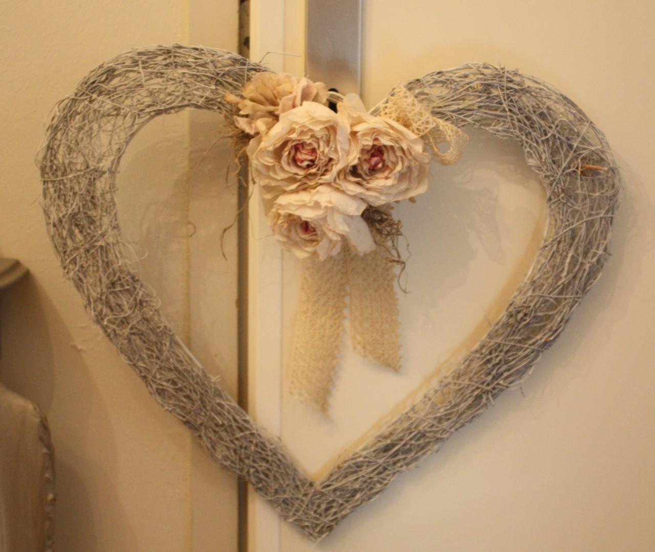 Mooi decoratie hart met metaal riet en papieren pioenrozen