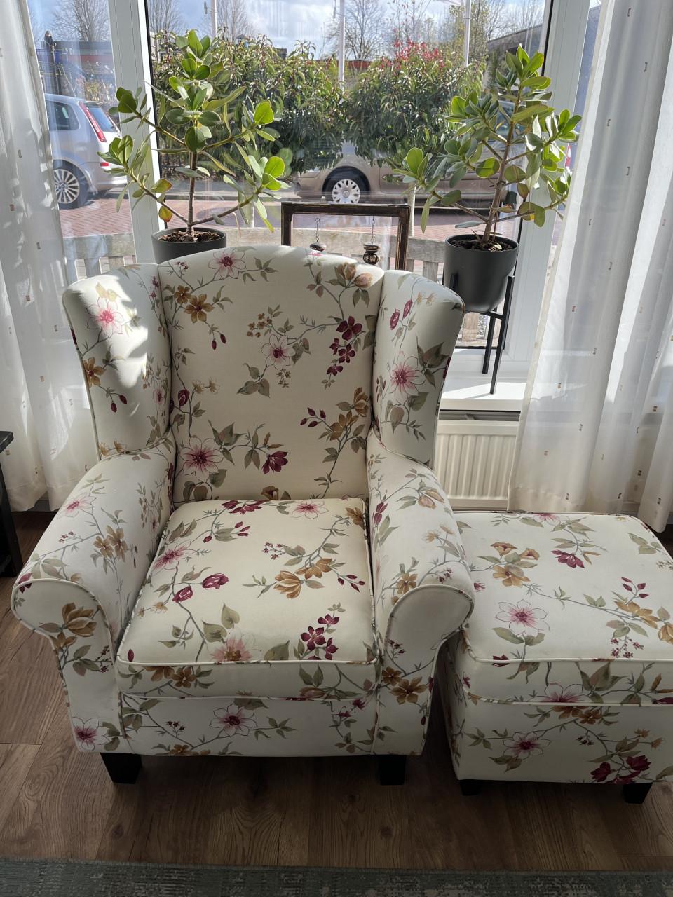 Fleurige oor fauteuil met bijpassende poef