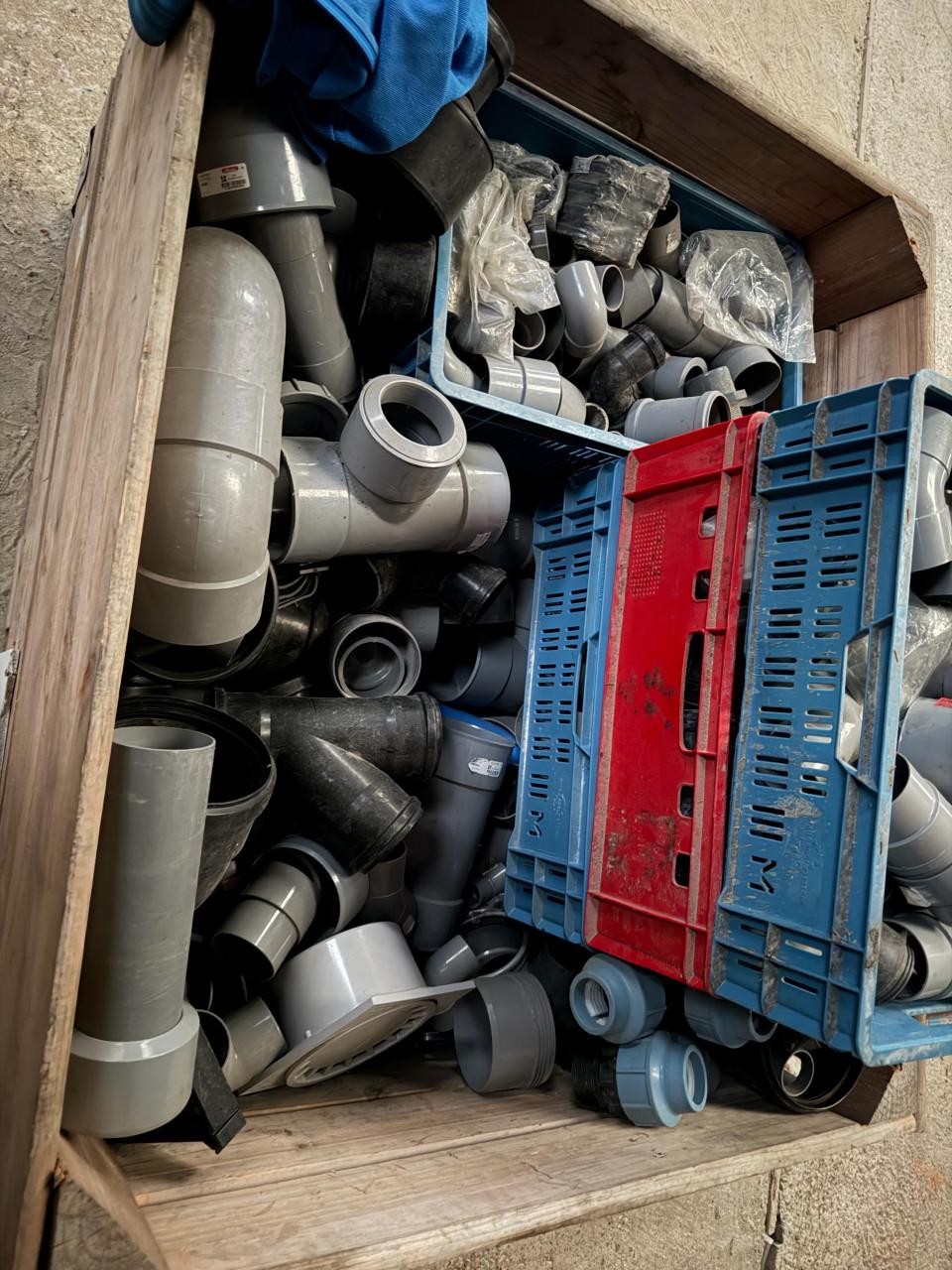 Heel veel pvc pijpen koppelstukken en leidingen