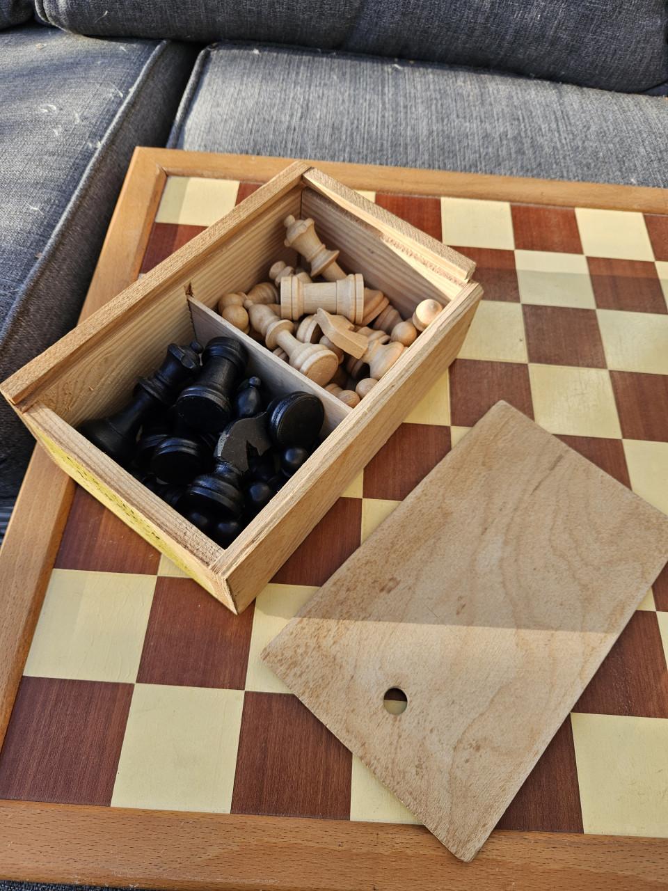 Groot houten schaakspel met houten opbergdoosje, compleet