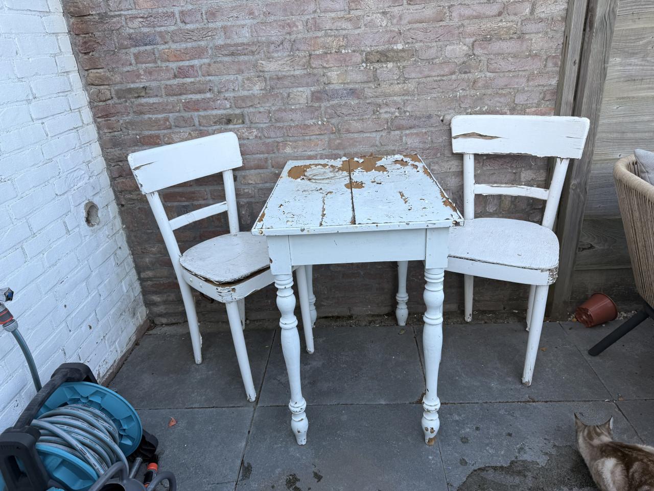 Brocant tafeltje mer twee stoeltjes