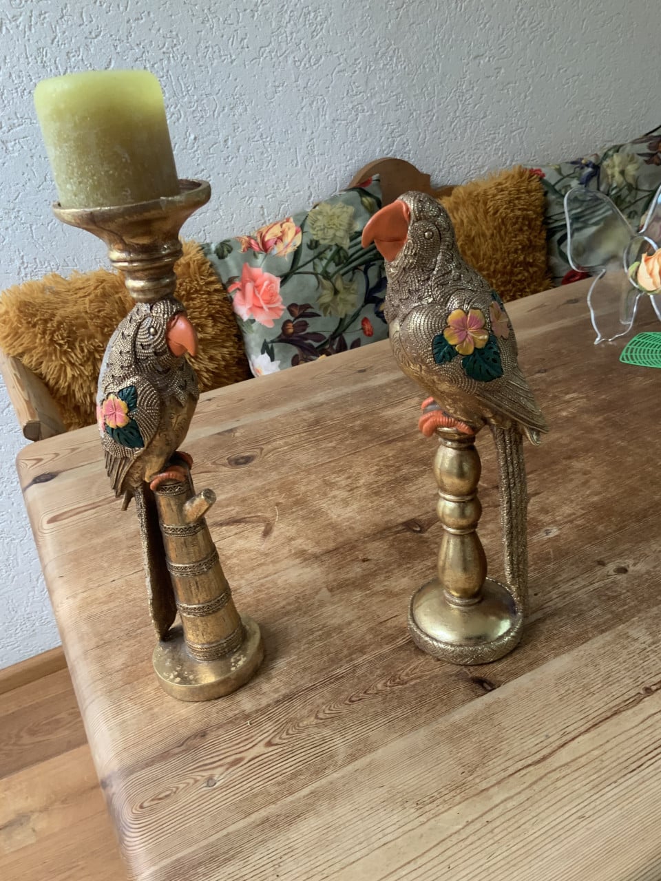 Twee leuke decoratie papegaaien