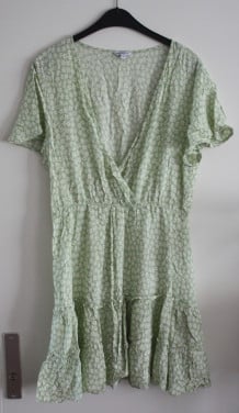Groene jurk met witte bloemen maat 42