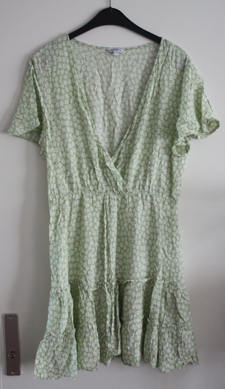 Groene jurk met witte bloemen maat 42
