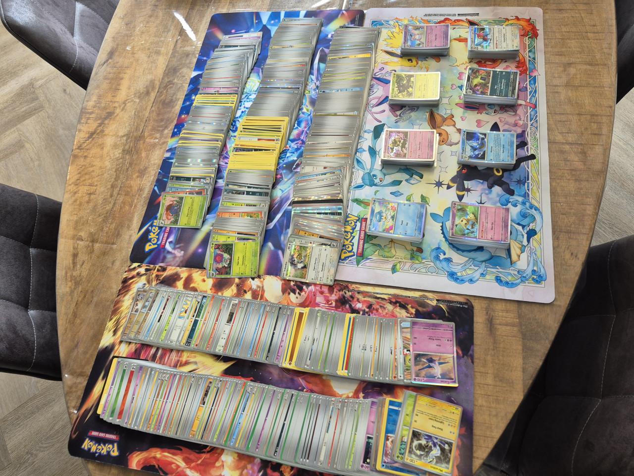 Mooie partij van 800 pokemon kaarten.