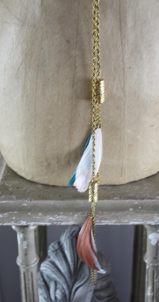 Goudkleurige ketting met veertjes