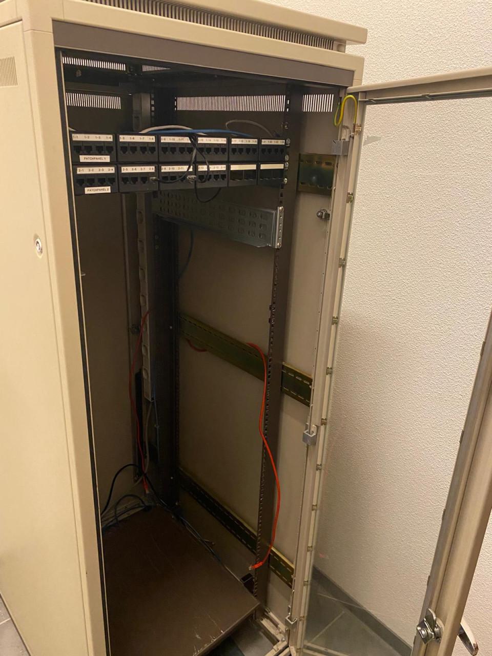 COMPLETE KANTOORINRICHTING – SPOED – OPHALEN VOOR 22-02-2026