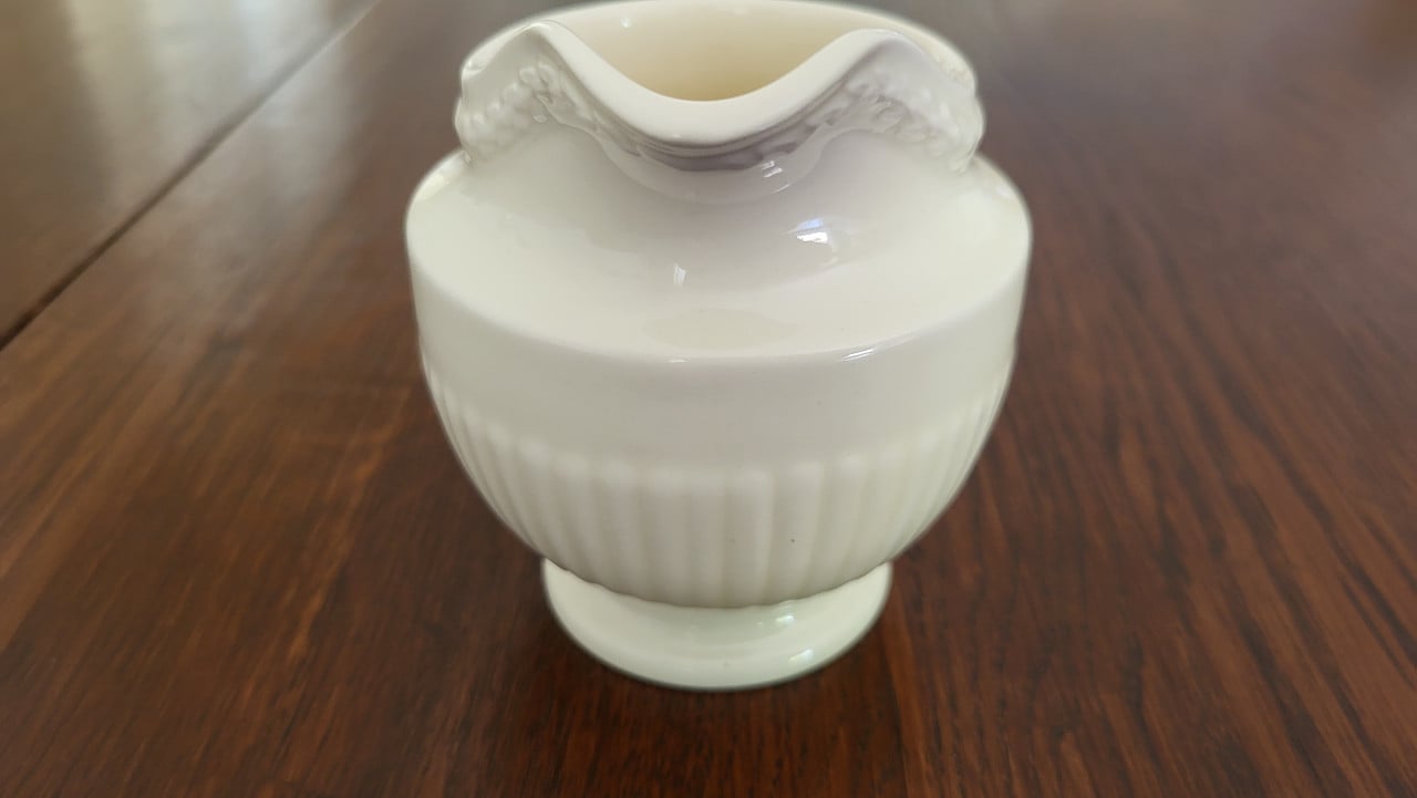 Wedgwood Edme melkkannetje h 10 cm