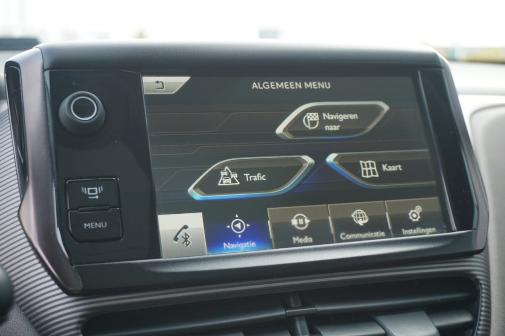 Peugeot 2008 1.6 vti féline airco / navi / cruise / pano / leder / parkeers